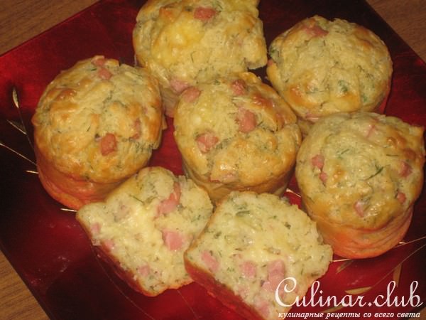 Маффины закусочные с колбасой и сыром.