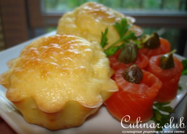 Закусочные сырные кексики с камамбером и копченым лососем