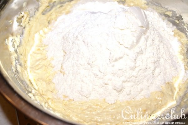 Апельсиновые маффины с цукатами и шоколадной крошкой.