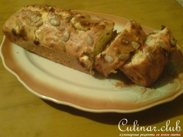 закусочный кекс с помидорами, брынзой и тыквенными семечками