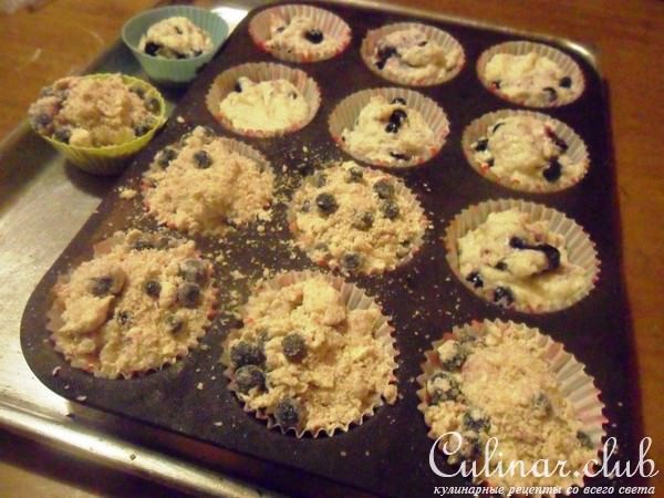 Сырные маффинс с замороженной смородиной и штрейзелем