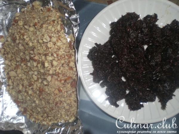 Авокадно- банановые маффины с черносливом и миндалём.