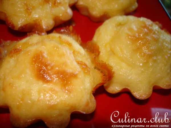 Закусочные сырные кексики с камамбером и копченым лососем