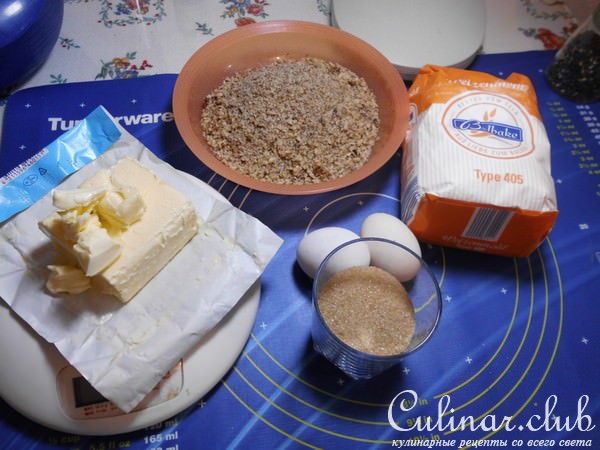 Ореховое печенье с шоколадной начинкой.