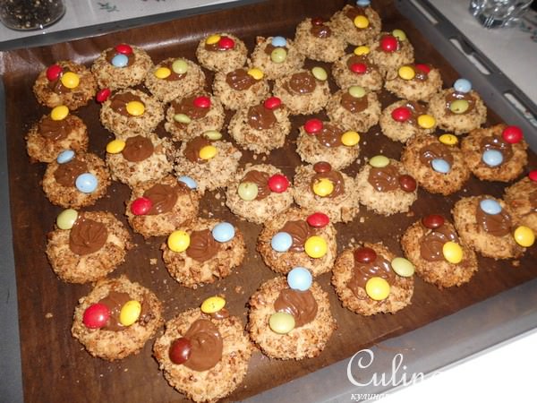 Ореховое печенье с шоколадной начинкой.