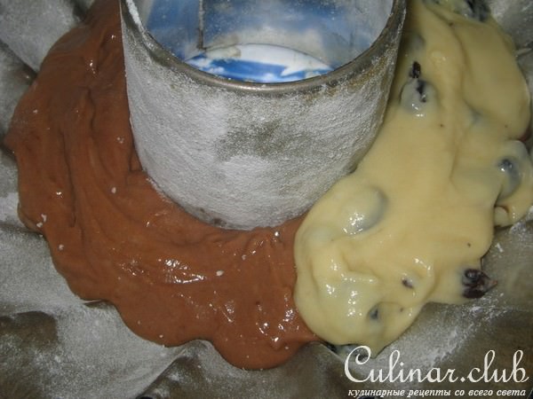 Кекс сметанный с какао и изюмом.