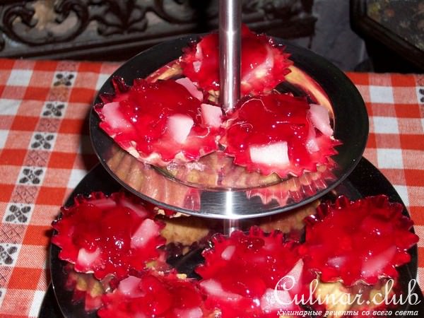 Корзиночки с маринованной грушой с желе
