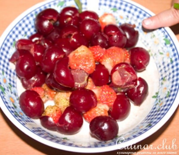 Творожный кекс с вишней и клубникой