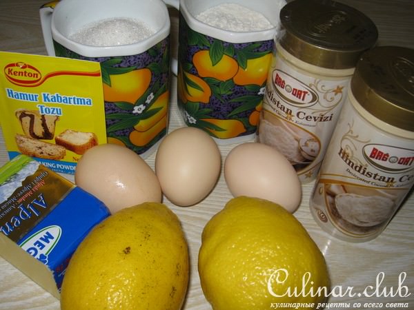 Кокосовый кекс с лимонным сиропом.