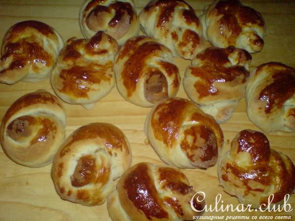 Витушки имбирно-коричные со сливовым гарниром