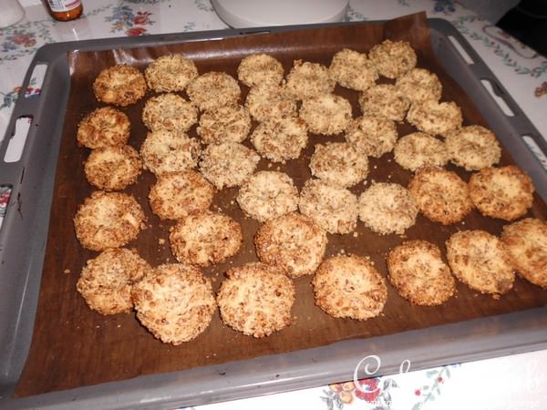 Ореховое печенье с шоколадной начинкой.