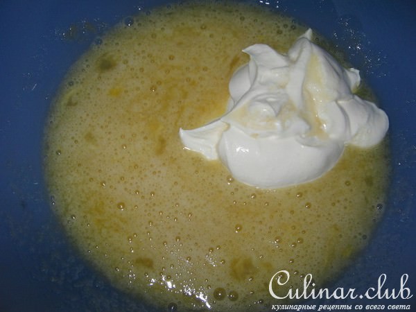 Кекс сметанный с какао и изюмом.