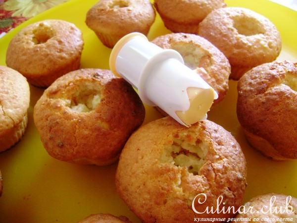 Творожные кексы с вишневой начинкой и кремом.
