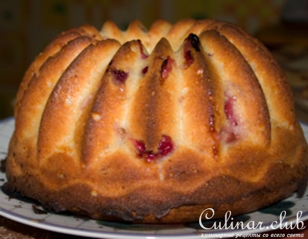 Творожный кекс с вишней и клубникой