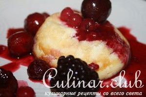 Выпечка из рикотты с красным соусом