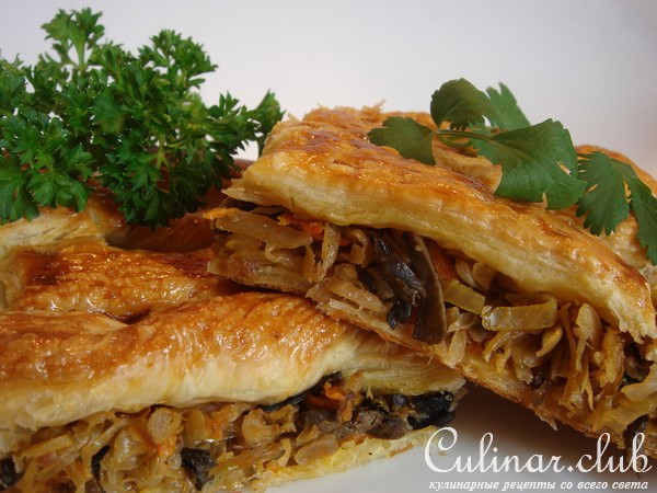 Пирог с квашеной капустой и грибами.