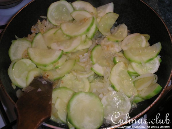 Пирог-запеканка из кабачка-цукини и курицы