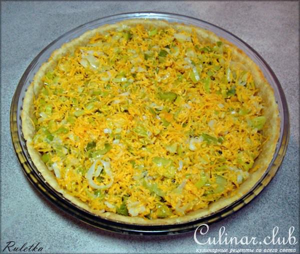Сочный песочный киш с луком-пореем и сыром.
