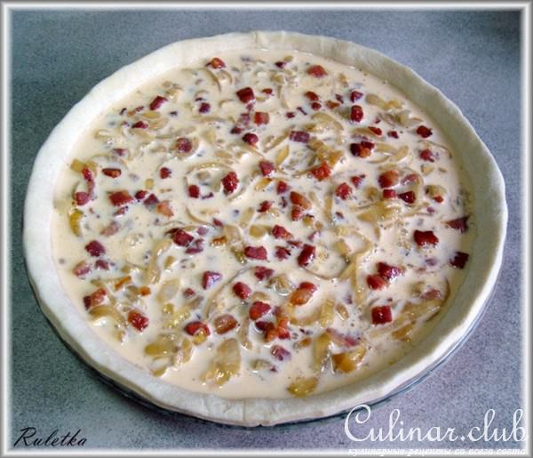 Луковый киш с грудинкой.