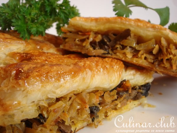Пирог с квашеной капустой и грибами.