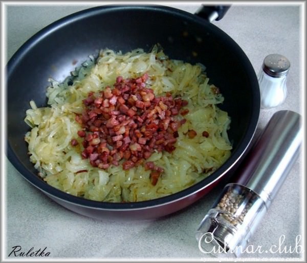 Луковый киш с грудинкой.