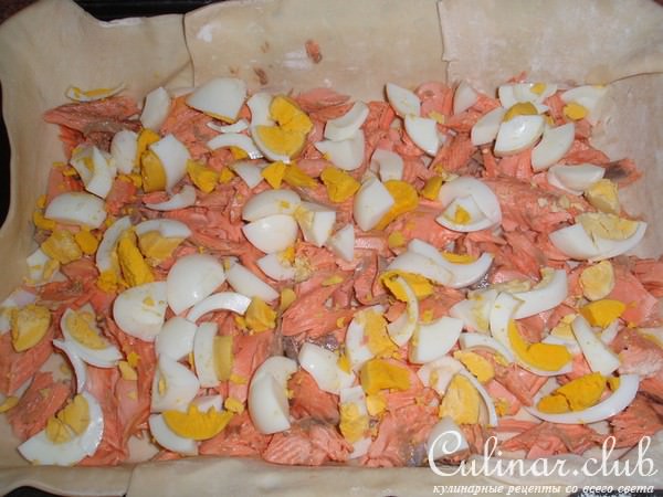 Слоеный пирог с лососем и каперсами