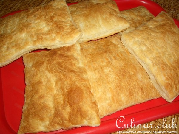 Закусочный пирог из слоеного теста с сыром и зеленью