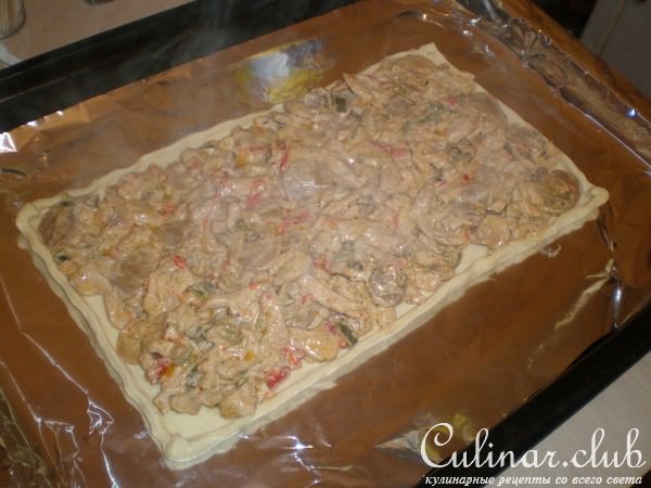 Куриное рагу с грибами в слоёном тесте