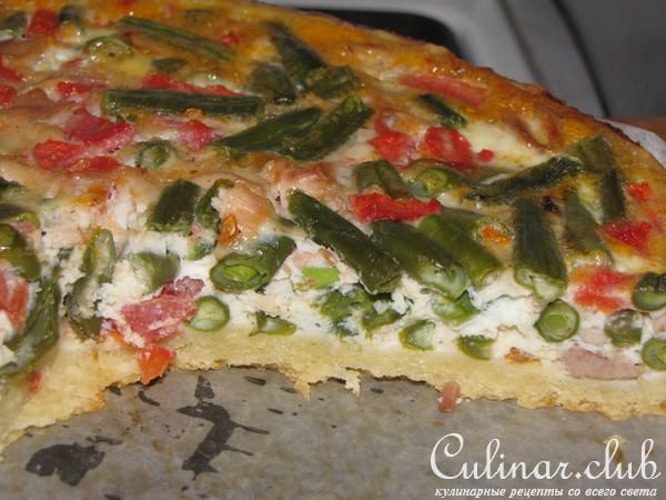 Киш с курицей и стручковой фасолью.
