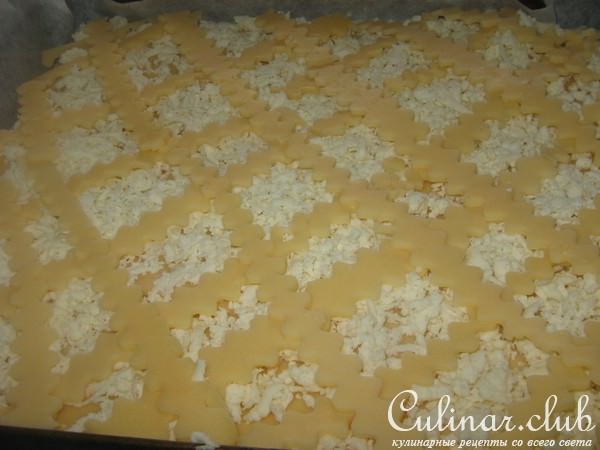 Пирог с двумя видами сыра из теста для пиццы.