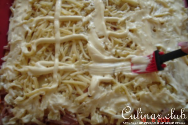 Пицца с ананасом и ветчиной