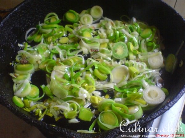 Мясной пирог с луком-пореем
