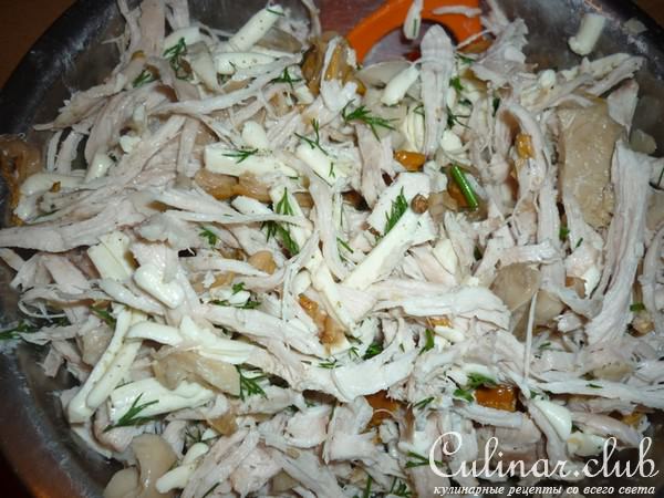 Пирог с куриным филе и солёными грибами