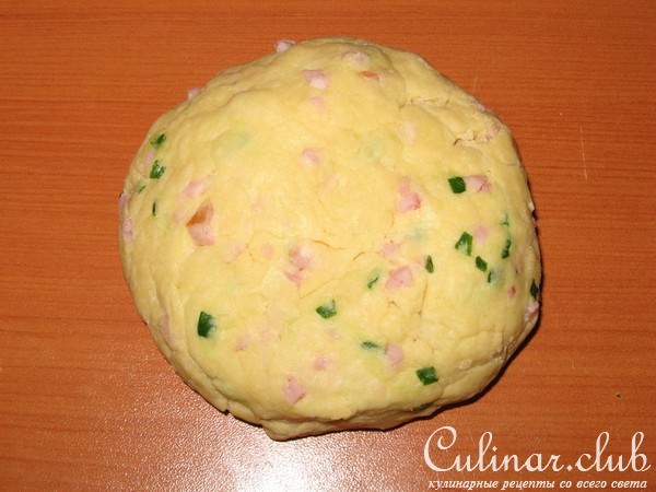 Скон с ветчиной и зеленым луком