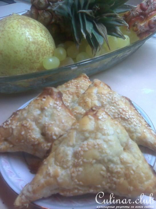 Слоеные пирожки с начинкой из тунца, сыра и овощей.