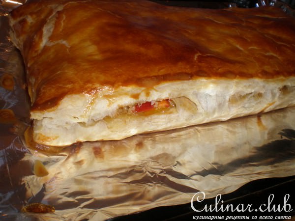 Куриное рагу с грибами в слоёном тесте