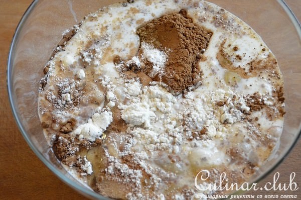 Сладкие шоколадные мини блинчики с клубникой