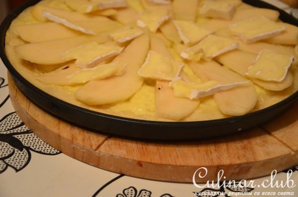 Пицца с грушей и сыром бри