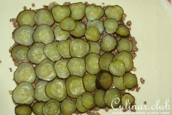 Пирог с картошкой, фаршем и солеными огурчиками