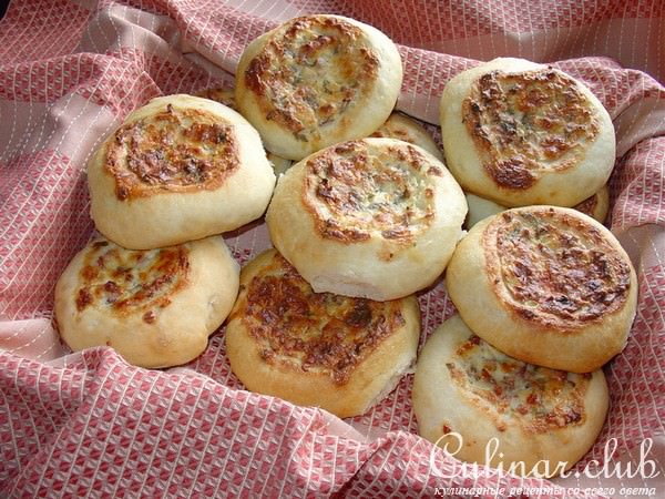 Булочки-ватрушки с брынзой и беконом.