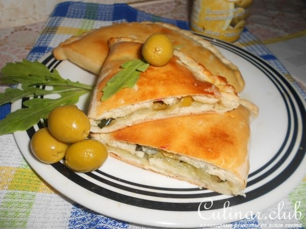 Кальцоне с цукини, оливками и моцареллой.