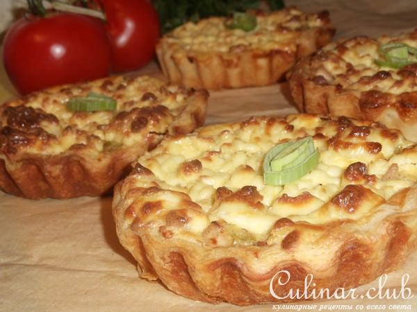 Мини пироги с луком пореем, курицей и сыром 