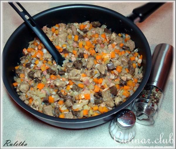 Мясной пирог с сердцем и беконом.