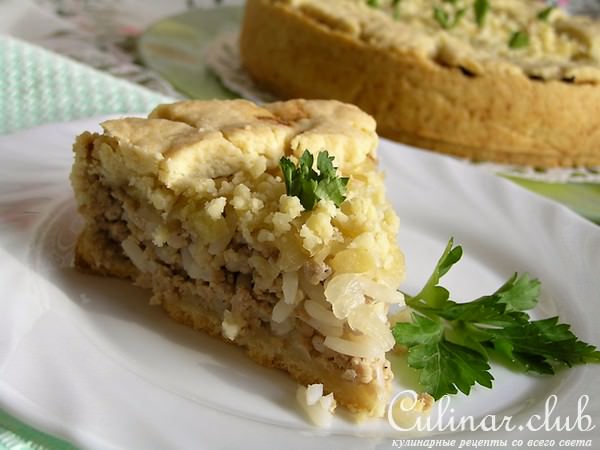 Мясной пирог с рисом, карамелизированным луком и яблоками