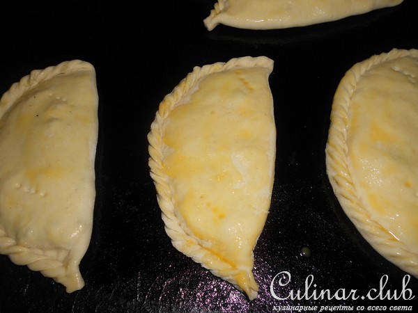 Кальцоне с цукини, оливками и моцареллой.