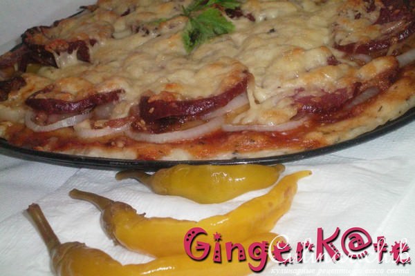Острая пицца с беконом и луком