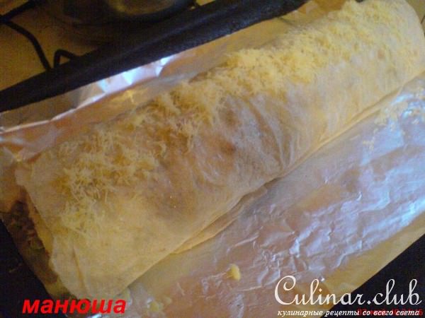 Мясной пирог-рулет с зелёным горошком