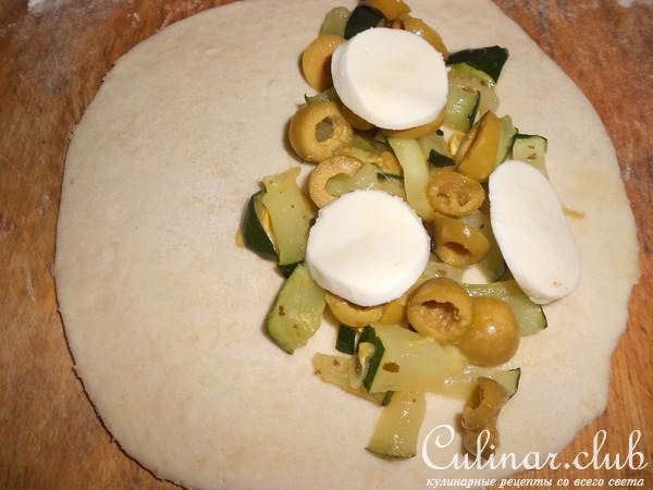Кальцоне с цукини, оливками и моцареллой.