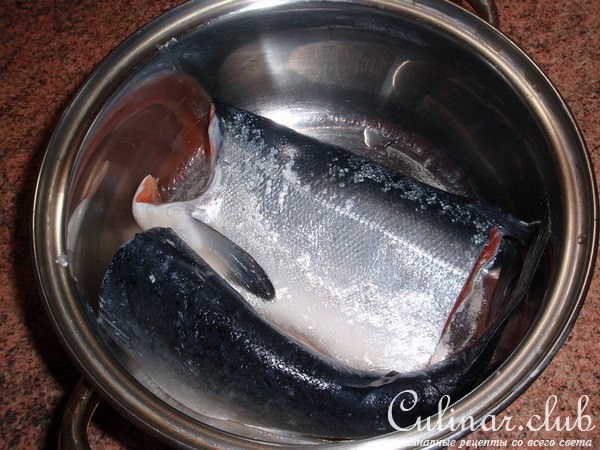 Слоеный пирог с лососем и каперсами