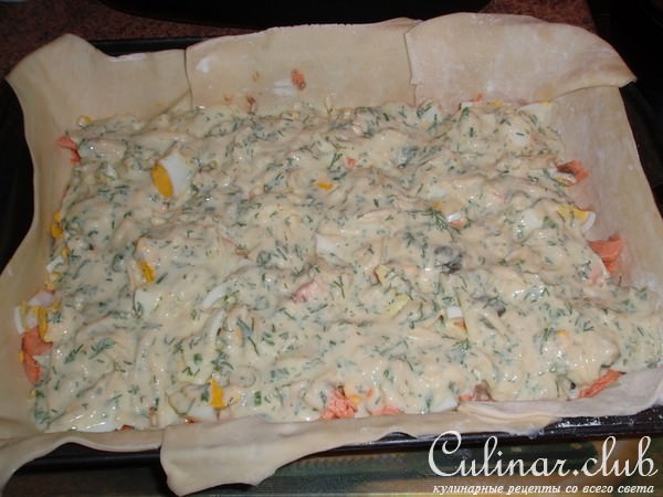 Слоеный пирог с лососем и каперсами